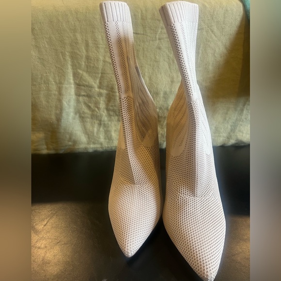 Worn once! Fits like an 8. - Picture 2 of 4